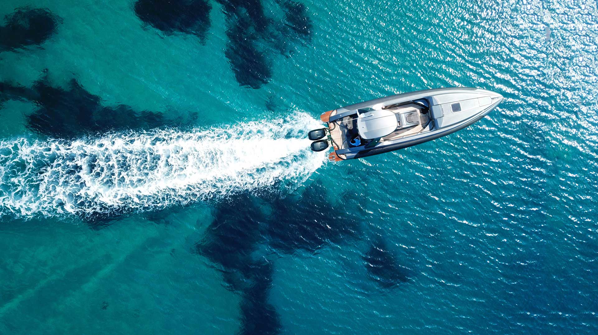 lancha navegando sobre o mar azul
